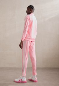 adidas Sportswear ESSENTIALS 3-STRIPES - Treniņtērps - semi pink spark/white