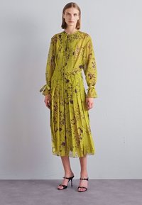 Victoria Beckham PLEATED TEA DRESS - Rochie cocktail/Rochie petrecere - yellow ochre/violet