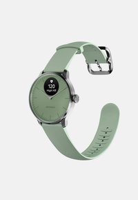 Minzgrünes Smartwatch mit rundem Ziffernblatt, silberner Hardware, einem weichen Silikonarmband und einem digitalen Display, das eine Herzfrequenz von 120 BPM anzeigt.