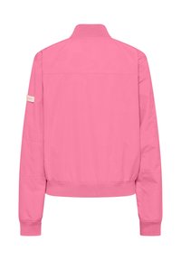 Rosa bomberjacka med ribbad krage och muddar. Slätt, lättviktsmaterial. Har en liten logotyp-patch på ärmen.