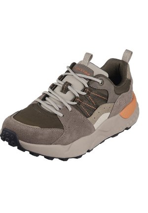 Zapatillas de hombre en verde oliva y ante gris, con un diseño texturizado, detalles en blanco y naranja, cordones grises y una suela negra robusta.