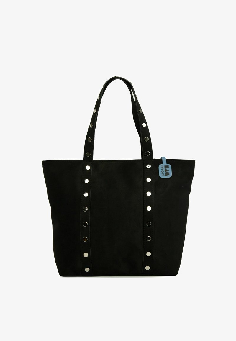 Mustast sametist käekott, millel on hõbedast naeltega kaunistatud kaks vertikaalset rihma, kaks pikka käepidet ja kinnitatud sinine silt.