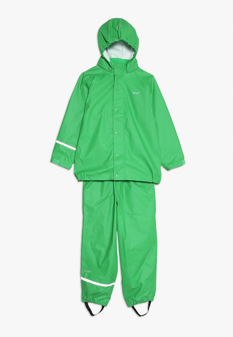  fato de chuva impermeável verde com capuz, apresentado com tiras brancas refletoras, punhos elásticos e tiras de tornozelo ajustáveis para um ajuste seguro.