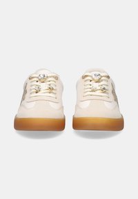 Zapatillas de ante blancas con una suela beige, que presentan gemas decorativas en los cordones, un acento texturizado y un diseño sencillo.