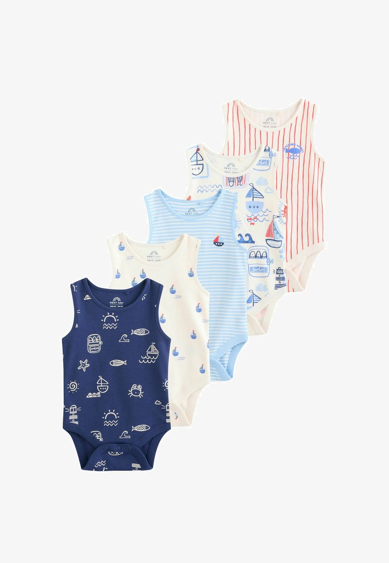 Vijf mouwloze babyrompers in marineblauw met witte nautische prints, crème met kleine bootjes, lichtblauwe strepen, wit met boten en wit met rode strepen.