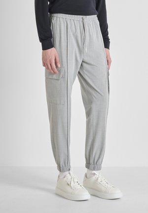 EDWARD REGULAR FIT WITH LOGOED BADGE - Pantalones cargo - mottled light grey