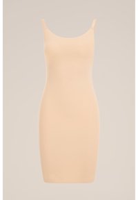 Telo priliehajúca nahá šaty s úzkymi ramienkami, hladkým textúrom a dĺžkou po kolená, navrhnuté na vrstvenie pod iné odevy.
