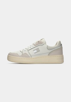 Sneaker basse in bianco e beige con chiusura in pizzo, punta perforata e logo "Tommy Jeans" di lato.