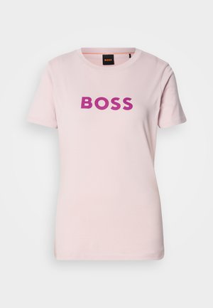 T-shirt en coton rose clair avec un logo "BOSS" violet audacieux au centre. Manches courtes et col rond classique.