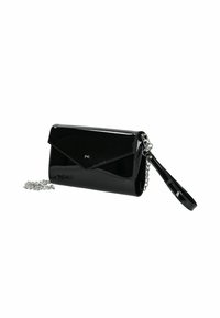 Sort patent læder clutch taske med kuverttunge, aftagelig håndledsrem og sølv kædestedetalje på hvid baggrund.