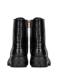 Bottines noires avec une texture en peau de serpent, dotées d'une finition lisse et d'une fermeture éclair dorée à l'arrière ; semelles en caoutchouc noir robustes.
