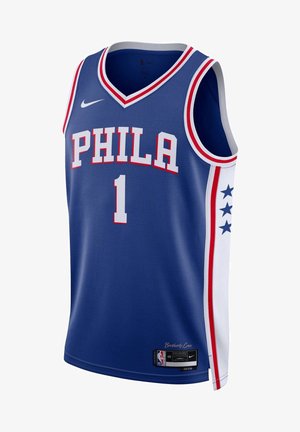 Canotta da basket blu con accenti bianchi e rossi, con "PHILA" in lettere grasse e un grande numero "1". Stelle esposte sul lato.