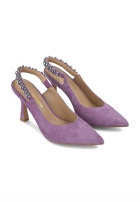 Tacchi Slingback in suede lilla con punta affusolata e tacco a blocco di altezza media. Accenti di cristallo decorativi adornano le cinghie.