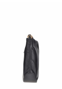 Borsa tote in pelle nera con una consistenza liscia, tasca laterale con zip e un accento in metallo color oro nella parte superiore. Forma rettangolare, leggermente morbida.