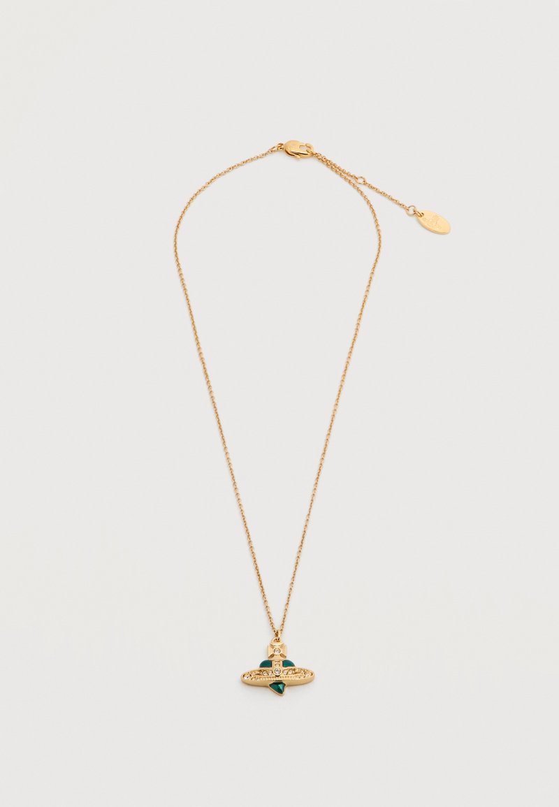 Kultainen kaulakoru, jossa on ketjumainen muotoilu, riipus, jossa on smaragdinvihreitä koristeita ja teksturoitu kultainen pohja, kiinnitetty lukolla.