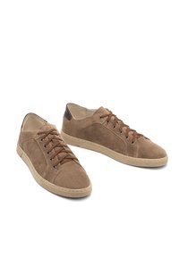 Brązowe zamszowe buty z teksturowaną boczną wstawką, perforacjami i brązowymi sznurówkami. Posiadają jasną gumową podeszwę i skórzaną akcentację na pięcie.