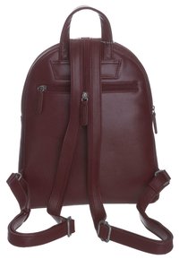 Mochila de cuero rojo oscuro con dos correas ajustables para los hombros, un asa superior y tres compartimentos con cremallera en la parte trasera.