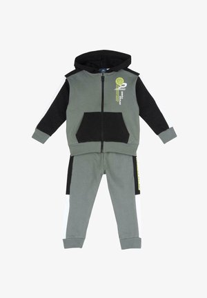 Sudadera con capucha y cremallera en gris y negro con detalles en blanco. Cuenta con un bolsillo frontal, detalles gráficos en amarillo y puños de canalé.