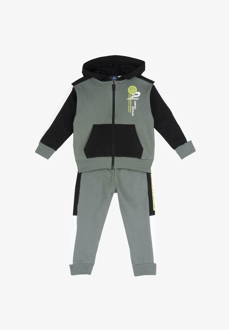 Survêtement à zip avec capuche en gris et noir, avec des accents blancs. Comprend une poche frontale, des détails graphiques jaunes et des poignets côtelés.