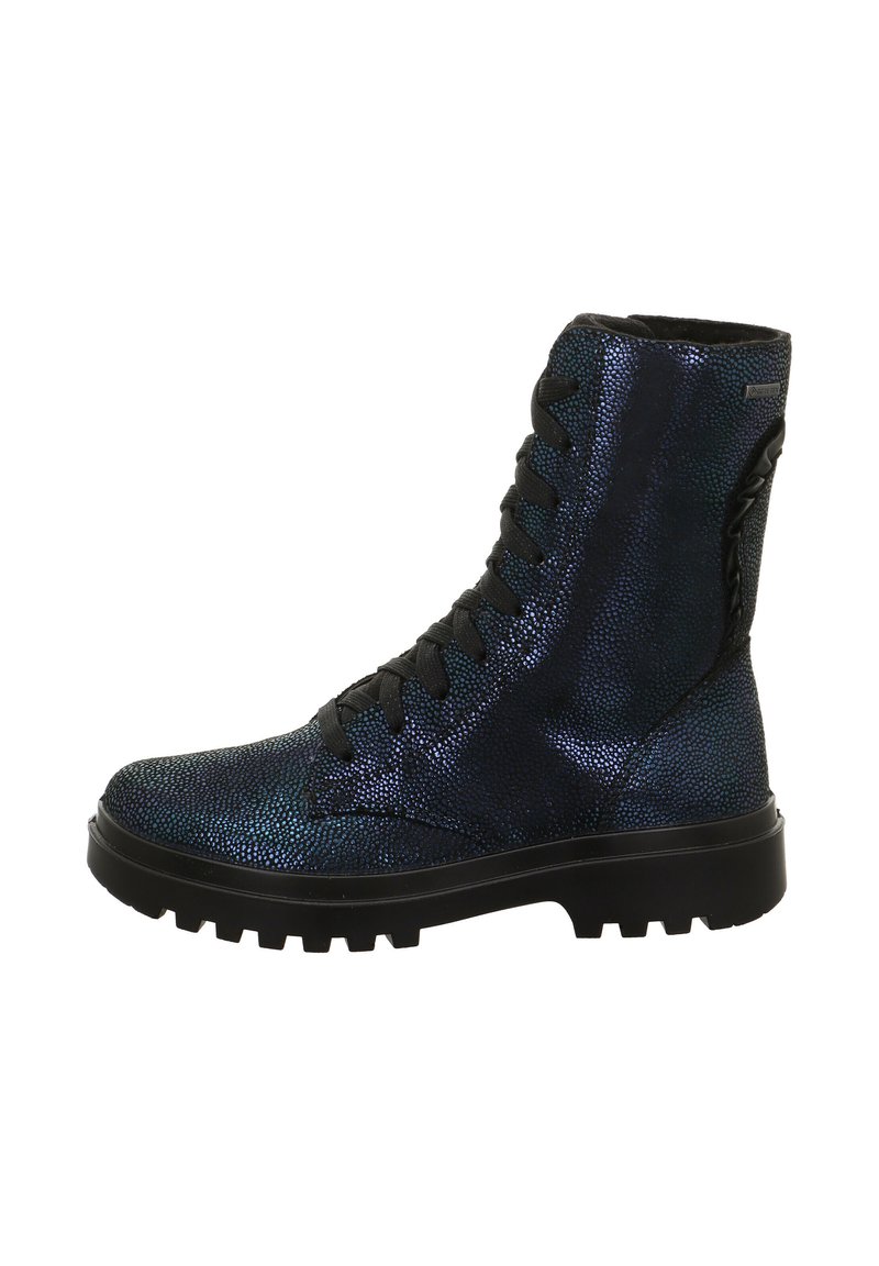 Stivale alla caviglia con lacci in materiale blu iridescente e nero con finitura testurizzata, suola in gomma e lacci neri, con accenti laterali.