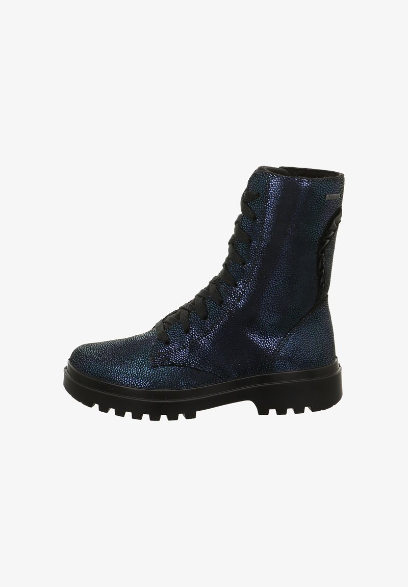 Bottines à lacets en matériau bleu et noir irisé avec une finition texturée, semelle en caoutchouc et lacets noirs, avec des accents latéraux.