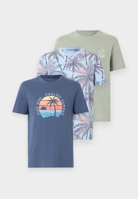 Τρία ανδρικά t-shirts με κοντό μανίκι: σκούρο μπλε με γραφικό φοίνικα σε ηλιοβασίλεμα, μπλε με ροζ τύπωμα φοίνικα και μονόχρωμο ανοιχτό πράσινο με μικρό λογότυπο φοίνικα.