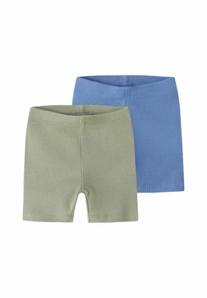 Dve pari ribastih pletenih fantovskih kratkih hlač, ene olivno zelene spredaj in ene modre zadaj, prikazane na belem ozadju.