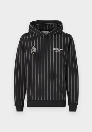 Sweatshirt preto com capuz e riscas verticais brancas, apresentando um bolso frontal e logótipos bordados no peito. Textura de tecido suave.