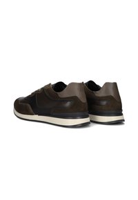 Bruine suède en leren sneakers hebben een slank ontwerp, een ronde vorm, een crèmekleurige tussenzool en een subtiele logo op de hak.