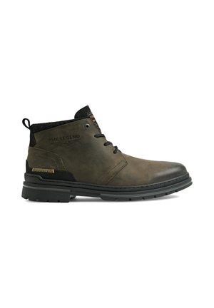 Bottines en cuir marron avec semelles en caoutchouc sombre, dotées de lacets, d'un col texturé et d'un logo sur le côté. Accentuées de quincaillerie dorée.
