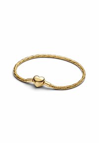 Goldfarbenes geflochtenes Charm-Armband mit einem herzförmigen Verschluss, der einen gravierten Markennamen trägt. Glatte, glänzende Oberfläche mit einem geflochtenen Design.