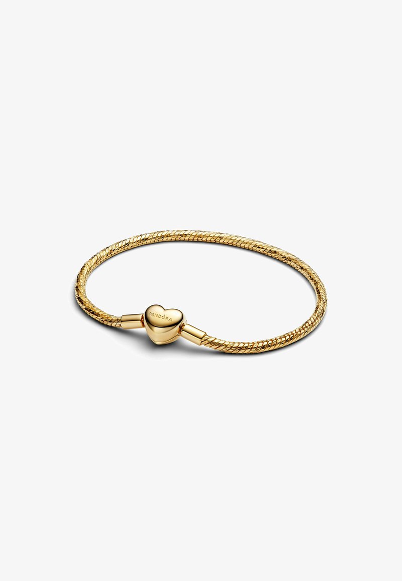 Goldfarbenes geflochtenes Charm-Armband mit einem herzförmigen Verschluss, der einen gravierten Markennamen trägt. Glatte, glänzende Oberfläche mit einem geflochtenen Design.