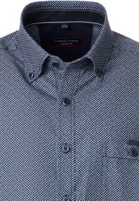 Herrenhemd zum Knöpfen in Blau, Weiß und Beige mit kleinem Karo-Muster, Button-Down-Kragen und Brusttasche, lässige Passform, Größe groß.