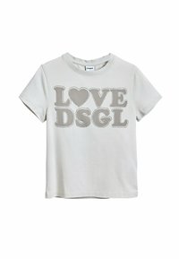 Világosszürke pamut póló, a frontra nyomtatott „LOVE” felirattal, egy szívecskével és „DSGL” felirattal, amely vastag, pöttyös mintázatban van. Rövid ujjú.