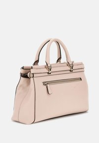 Vaaleanpunainen nahkainen käsilaukku, jossa on selkeä muoto, yläkahvat, etupuolella vetoketjutasku ja kultasävytteisiä yksityiskohtia. Sileä pinta.