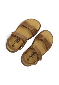 Bruine leren sandaal met dubbele verstelbare banden, zachte beige voetbed en bruine rubberen outsole, met een circulair logoontwerp.