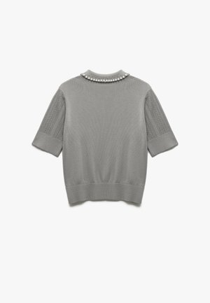 Szary, dziergany sweter z krótkim rękawem, z kołnierzykiem ozdobionym perłami, fakturowanymi rękawami i dopasowanym dolnym brzegiem.