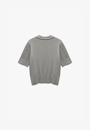 Szary, dziergany sweter z krótkim rękawem, z kołnierzykiem ozdobionym perłami, fakturowanymi rękawami i dopasowanym dolnym brzegiem.