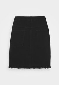 Svart denimkjol med rak skärning, fransad fåll och två bakfickor. Har en slät textur och standard midje design.