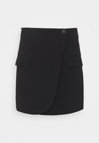 Czarna spódnica kopertowa wykonana z gładkiej tkaniny, z dwoma bocznymi kieszeniami i zapięciem na guzik, o prostym spodzie bez widocznych wzorów.