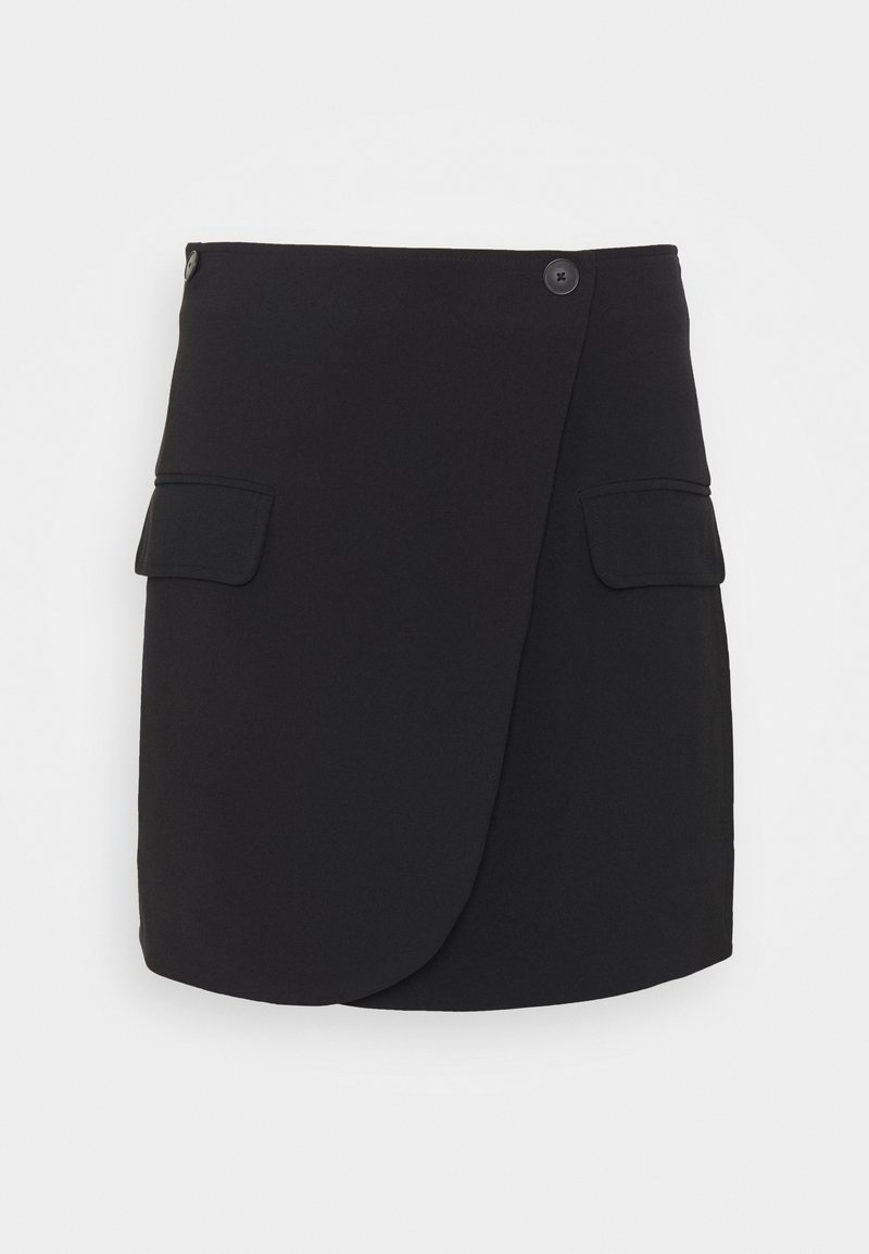 Czarna spódnica kopertowa wykonana z gładkiej tkaniny, z dwoma bocznymi kieszeniami i zapięciem na guzik, o prostym spodzie bez widocznych wzorów.