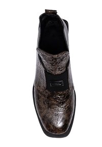 Ciemnobrązowy skórzany botek za kostkę z teksturowanym wykończeniem, elastycznym bocznym panelem i czarnym akcentem na cholewce. Gładka podeszwa i zaokrąglony czubek.