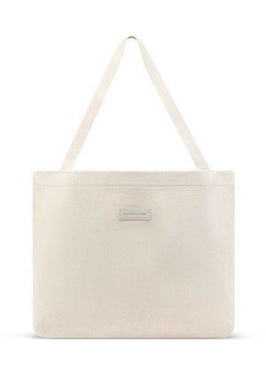 Beige rechteckige Tragetasche mit langem Tragegurt und kleinem Label mit der Aufschrift Kapten & Son in der vorderen Mitte.