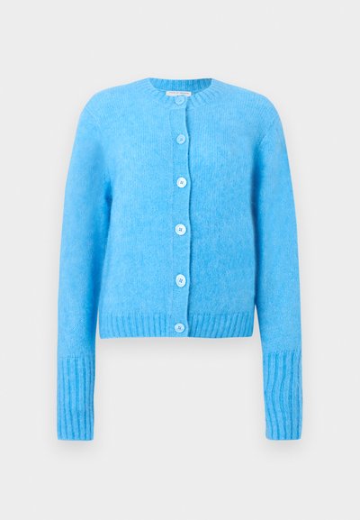 Ανοιχτό μπλε, μακρυμάνικη πλεκτή ζακέτα με έξι κουμπιά εμπρός και ριμπ μανσέτες και μπούστο, παρουσιάζεται σε λευκό φόντο.