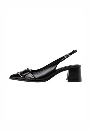 Sort læder slingback-sko med en spids tå og en kraftig hæl. Den har en dekorativ spænde foran og en glat tekstur.