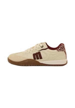 Zapatilla beige con suela marrón, logo "m" marrón en el lateral, forro interior marrón y detalle punteado marrón en el talón.