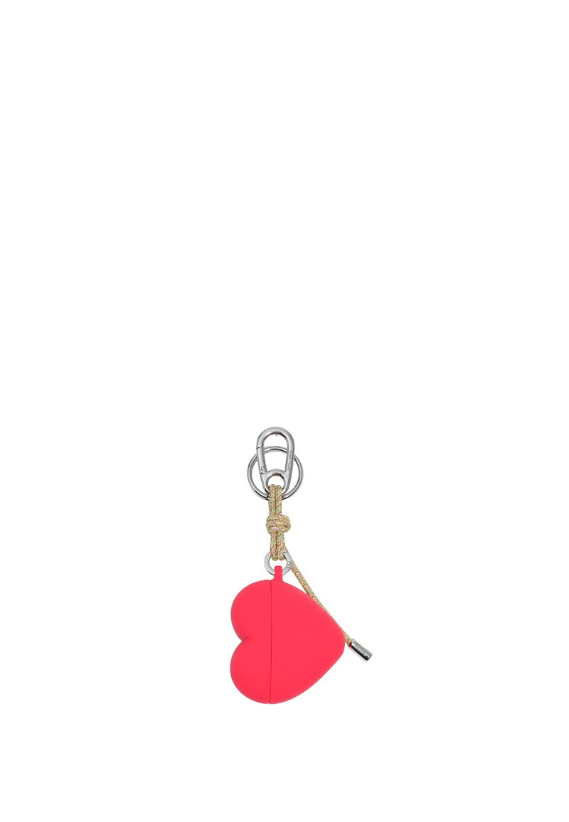 Charm en forma de corazón de silicona rosa con una superficie texturizada, unido a un clip metálico a través de una cuerda trenzada.