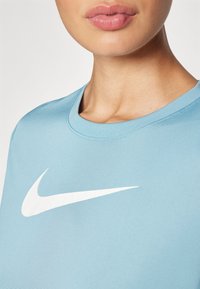 Nike Performance TEE  - T-Shirt sport - denim turquoise/white