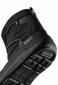 Schwarzer wasserdichter Stiefel mit strukturiertem Gummiprofil, verstärkten Nähten und gepolstertem Obermaterial für zusätzlichen Komfort und Langlebigkeit.