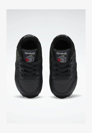 Schwarze Reebok Classic Sneaker mit einem oberen aus glattem Leder, Schnürdesign, gepolstertem Kragen und Logodetail auf der Zunge. Rundes Zehenprofil und strukturierte Sohle.